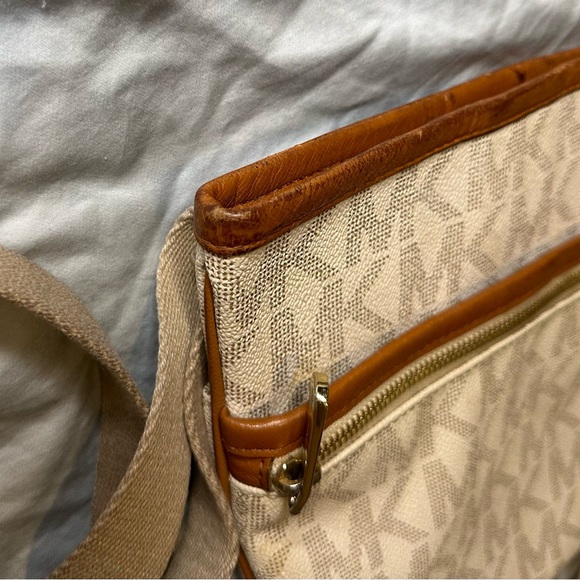 Michael Kors - Jet Set Crossbody Monogram Logo Side Purse Bag - White & Brown - Picture 8 of 10